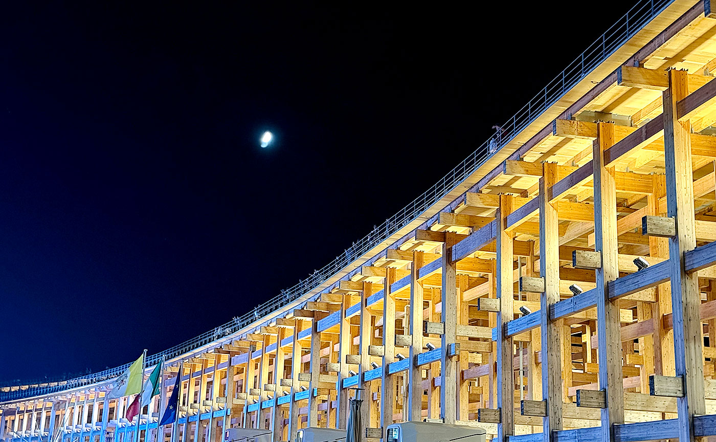 大屋根リングにバス衝突