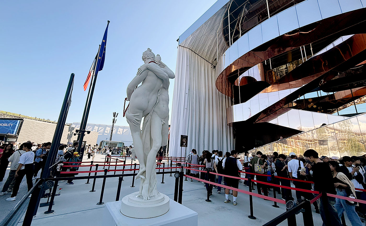 フランス館の彫刻、横浜に登場